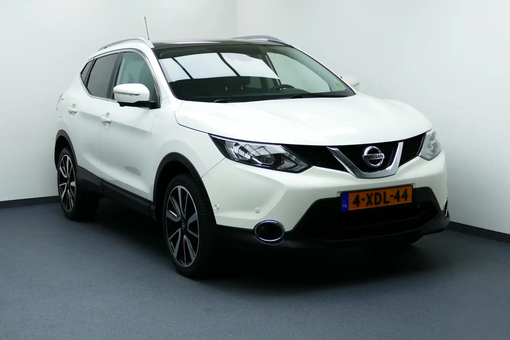 Nissan Qashqai 1.2 Premier Edition. Panodak, Leer, Stoelverw, Led Weiß - 1