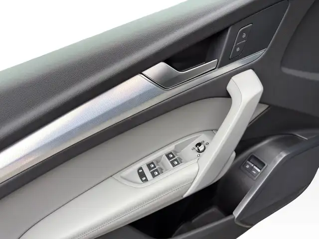 Audi Q5 view 12