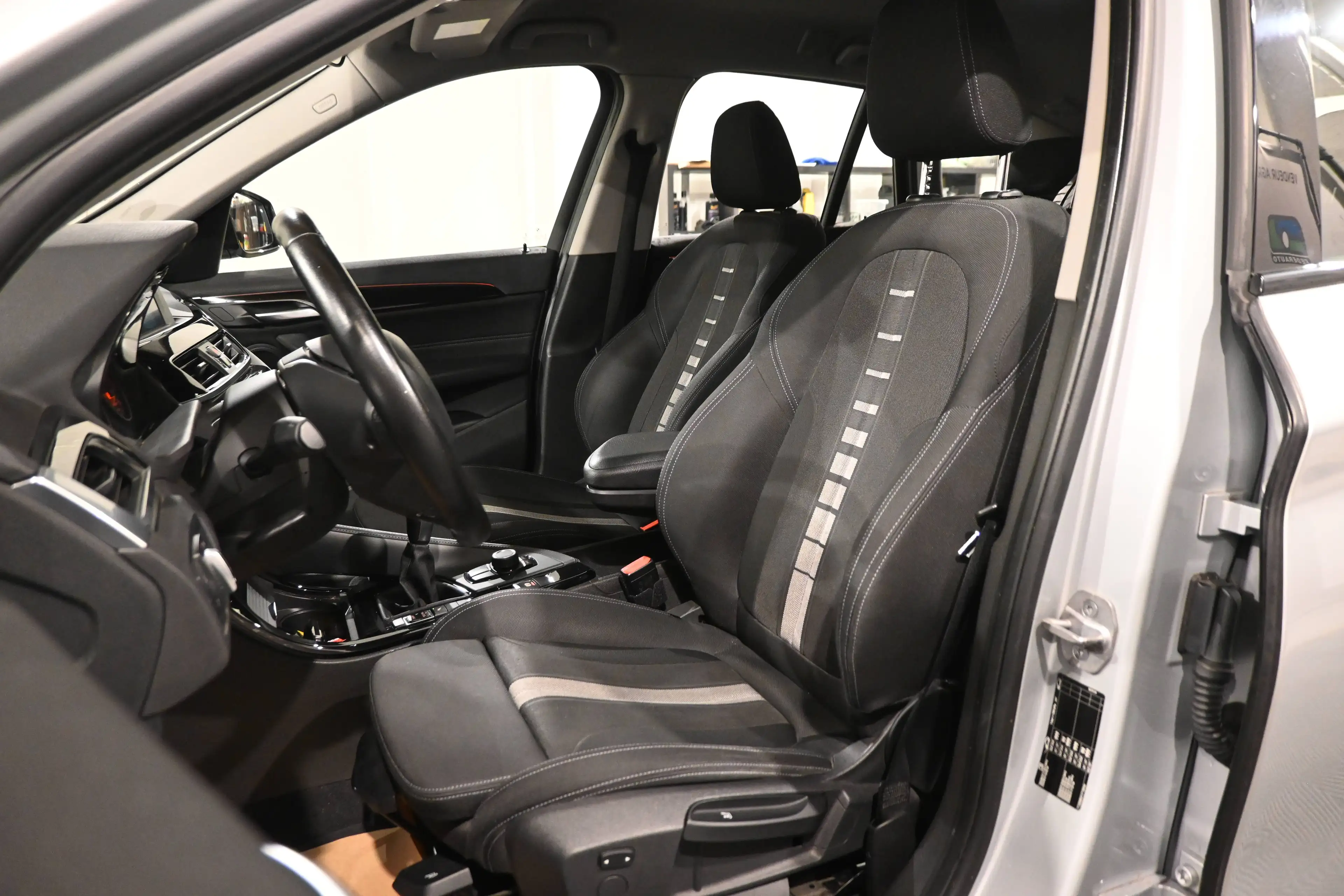 BMW X1 X1 1.5i sDrive18 PACK SPORT / BLUETOOTH / TELEPHONE / COFFRE ELECTRIQUE / CARNET COMPLET BMW !! — photo 11