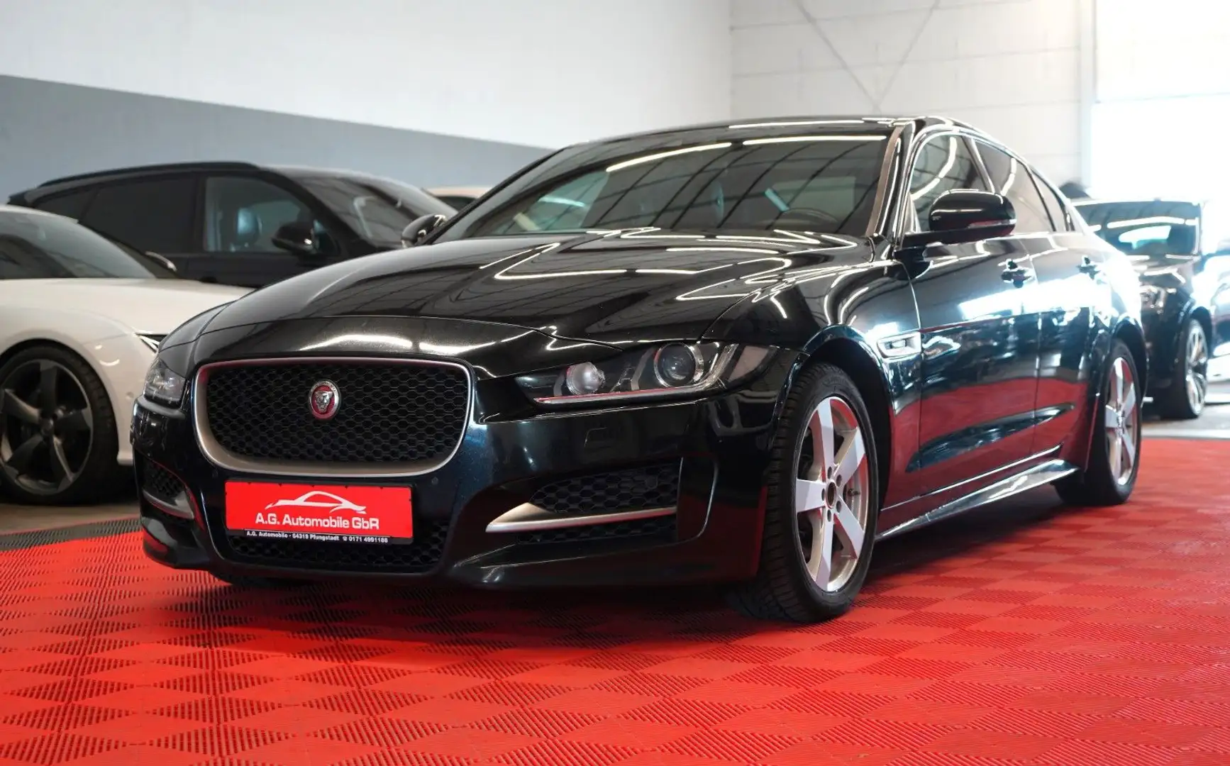 Jaguar XE 2.0d R-Sport *2.Hand*Bi-Xenon*Spur*Temp* Černá - 1
