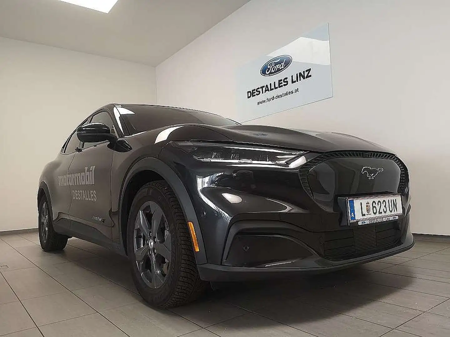 Ford Mustang Mach-E Elektro Extended Range Grau - 2