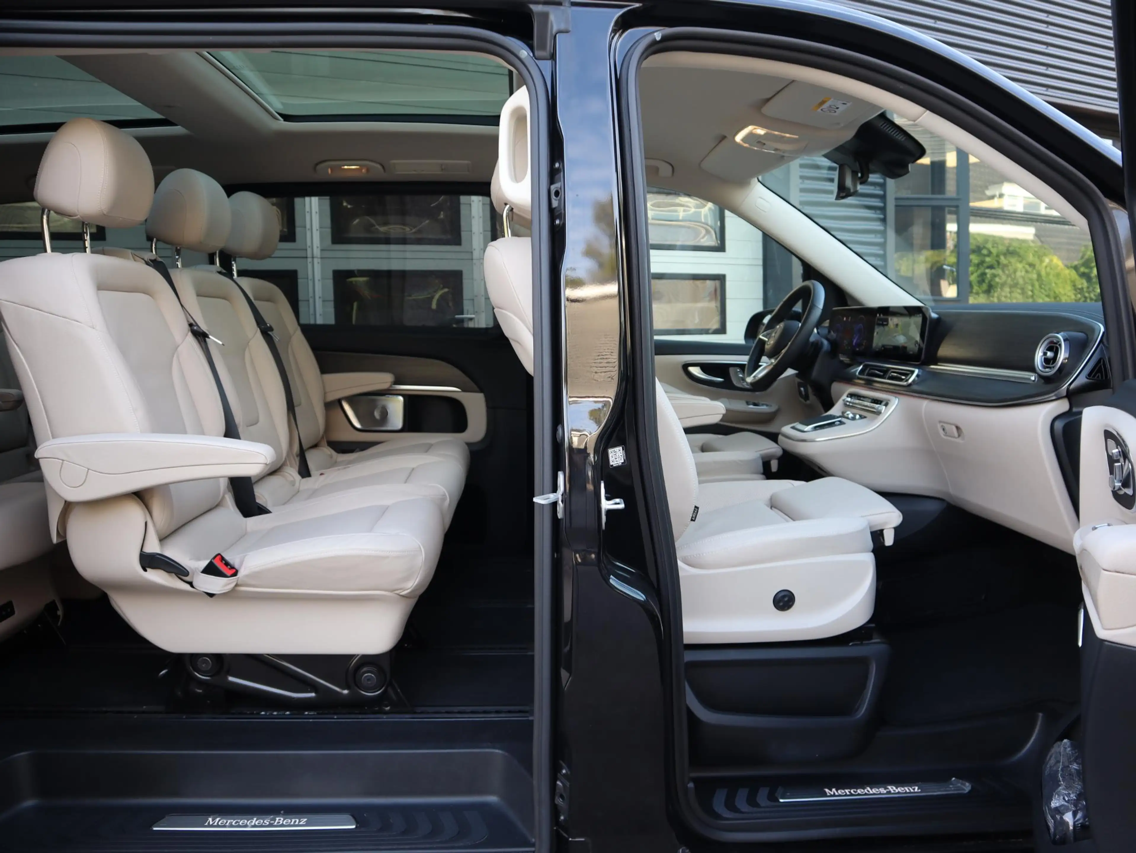 Mercedes-Benz EQV 300 90 kWh L2 Avantgarde - Alle Opties - AMG - 7 Pers. — photo 3