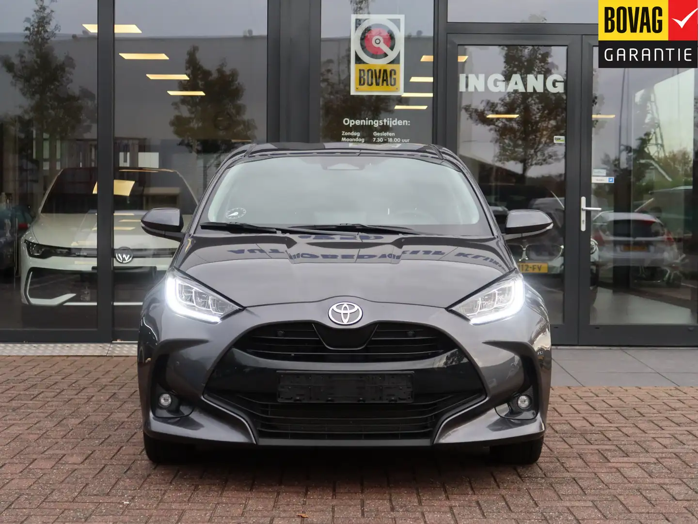 Toyota Yaris 1.5 Hybrid 115 Business Plus | Camera | Parkeersen Grijs - 2