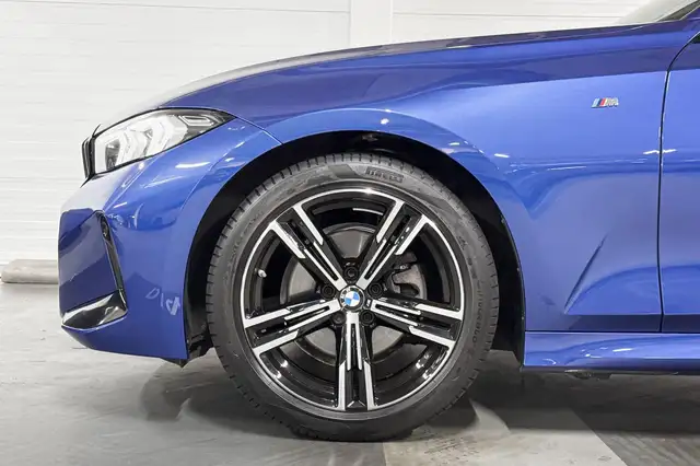 BMW 3 Series view 4