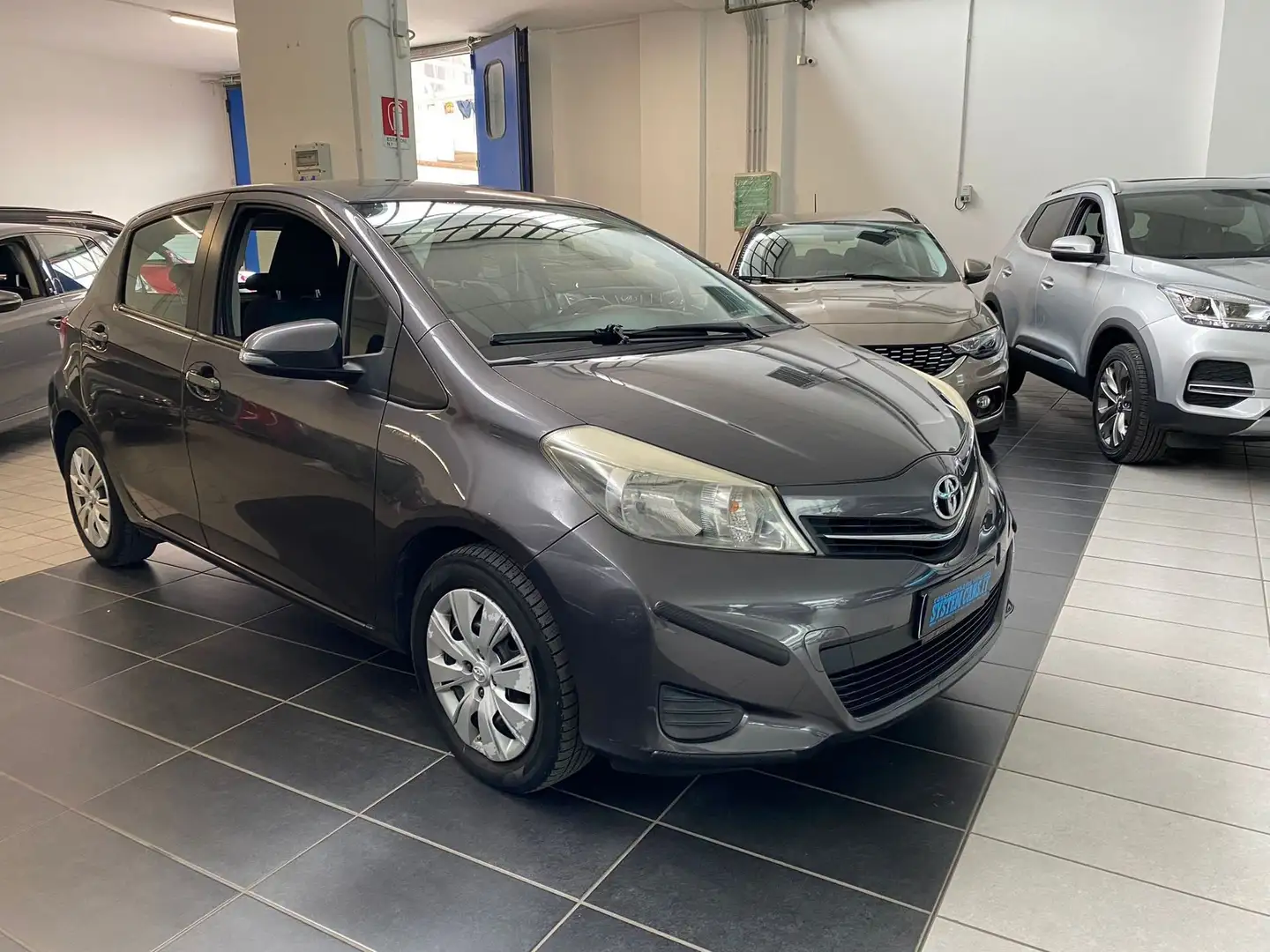 Toyota Yaris Yaris 1.0 5 porte Lounge - OK NEOPATENTATI - CATE Grigio - 2
