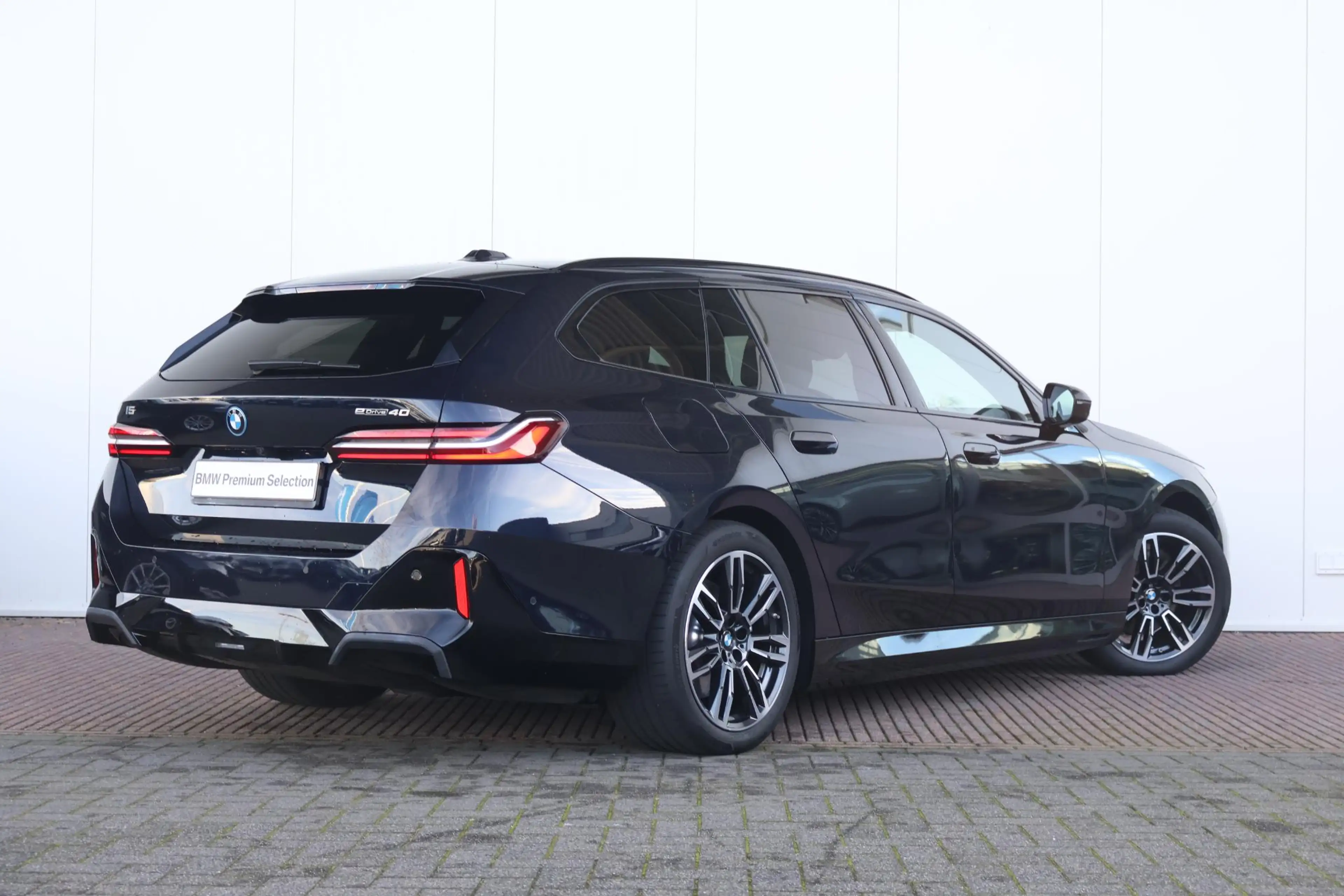 BMW i5 Touring eDrive40 M Sport Edition 84 kWh | M-Sport — photo 2