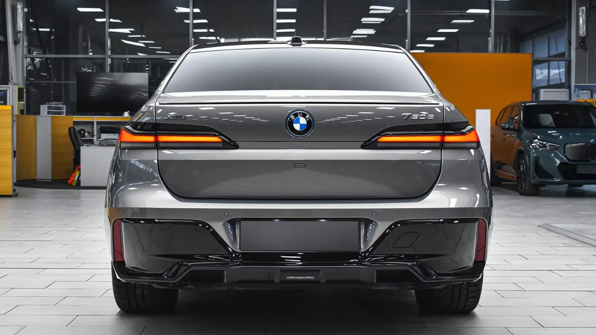 BMW 750 e xDrive M Sport Plug-in Hybrid Sportautomati Gris - 2