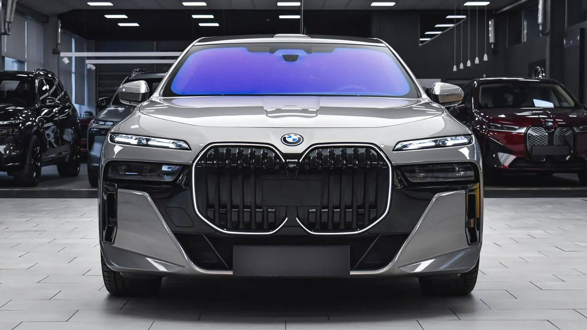 BMW 750 e xDrive M Sport Plug-in Hybrid Sportautomati Gris - 1
