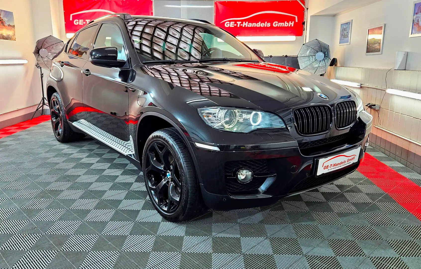 BMW X6 xDrive 40d Sport-Paket LED Navi Leder 20" Schwarz - 2