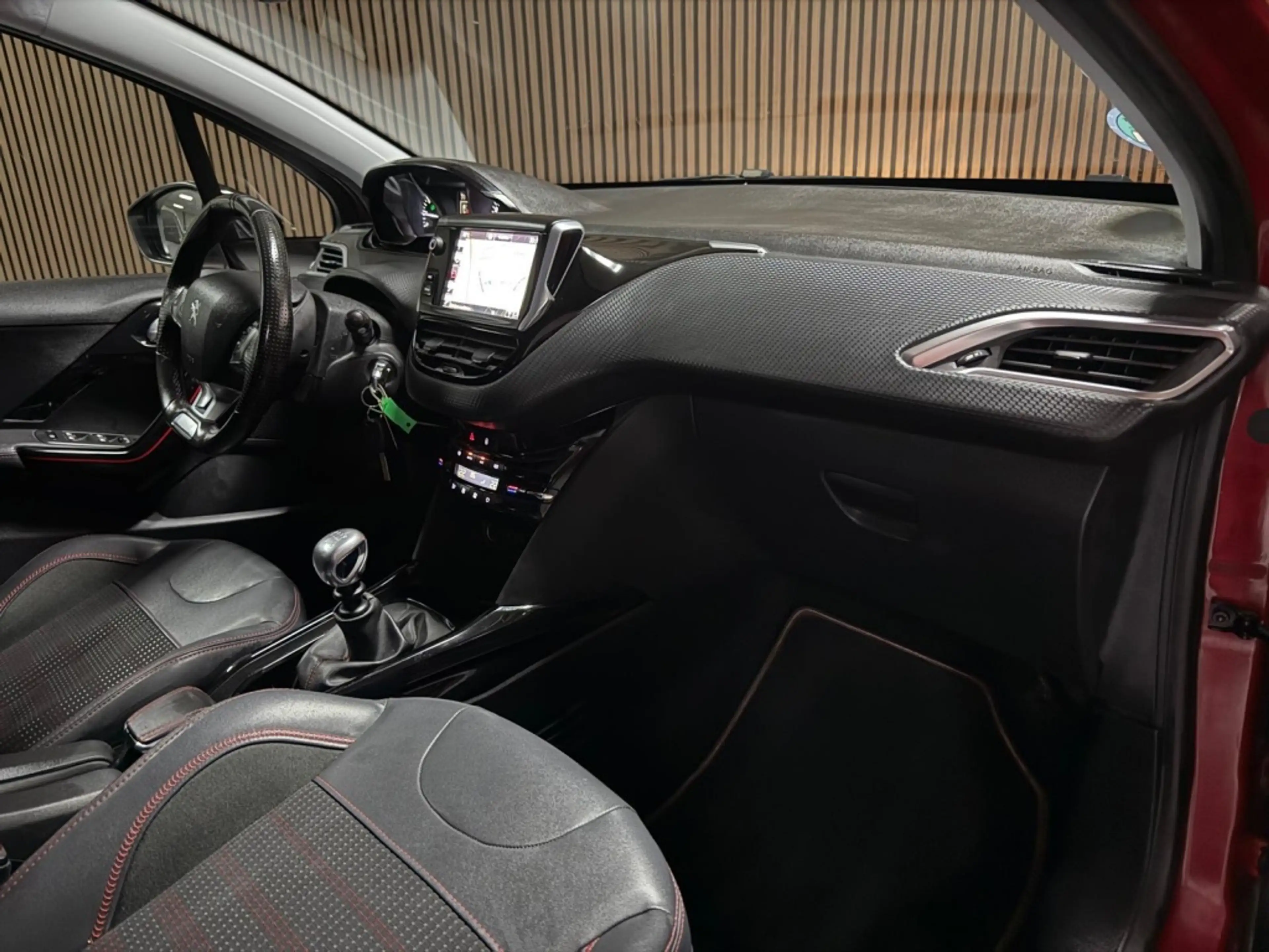 Peugeot 2008 1.2 PureTech GT-line — photo 9