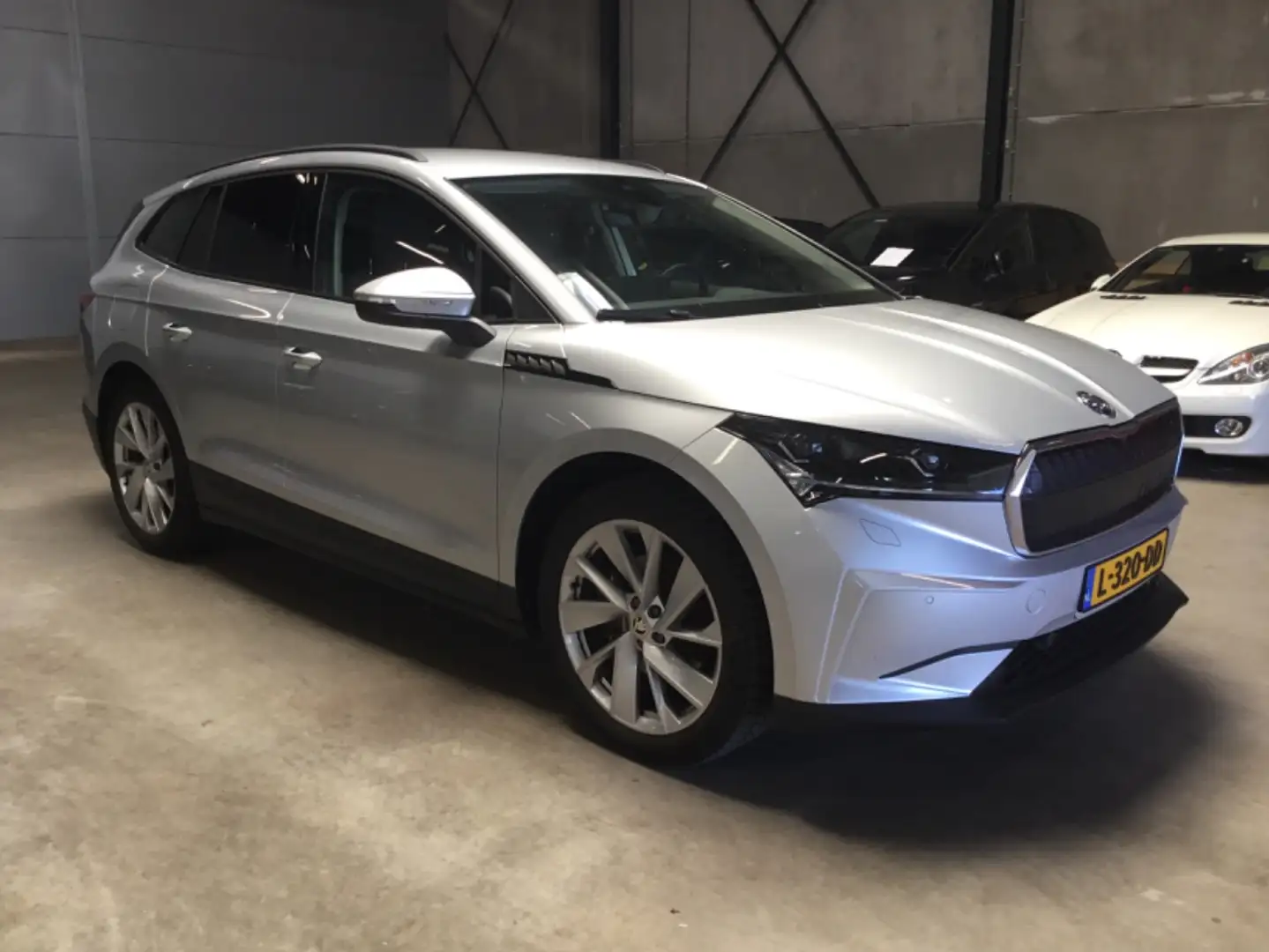 Skoda Enyaq iV 60 180 pk First Edition | Achteruitrijcamera | Grijs - 2