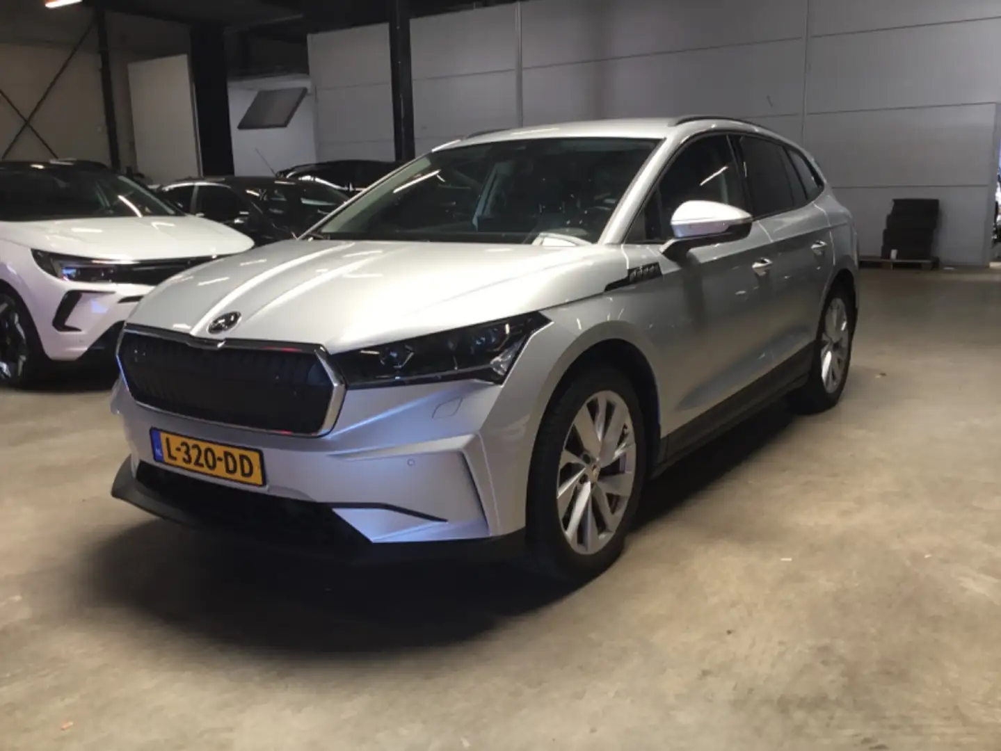 Skoda Enyaq iV 60 180 pk First Edition | Achteruitrijcamera | Grijs - 1