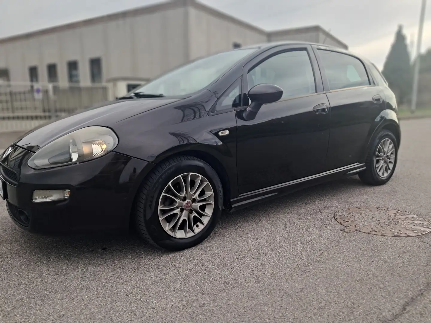 Fiat Grande Punto 5p 1.3 mjt 16v Actual s&s 75cv crna - 1