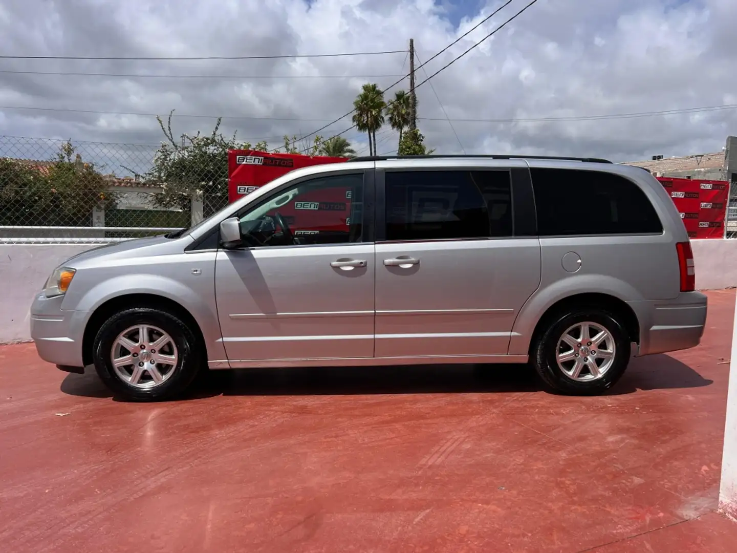 Chrysler Voyager Grand 2.8CRD Touring Aut. Gris - 2