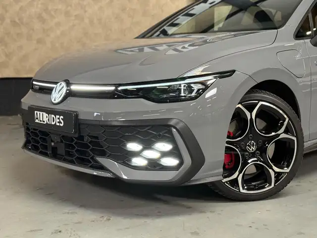 Volkswagen Golf view 2