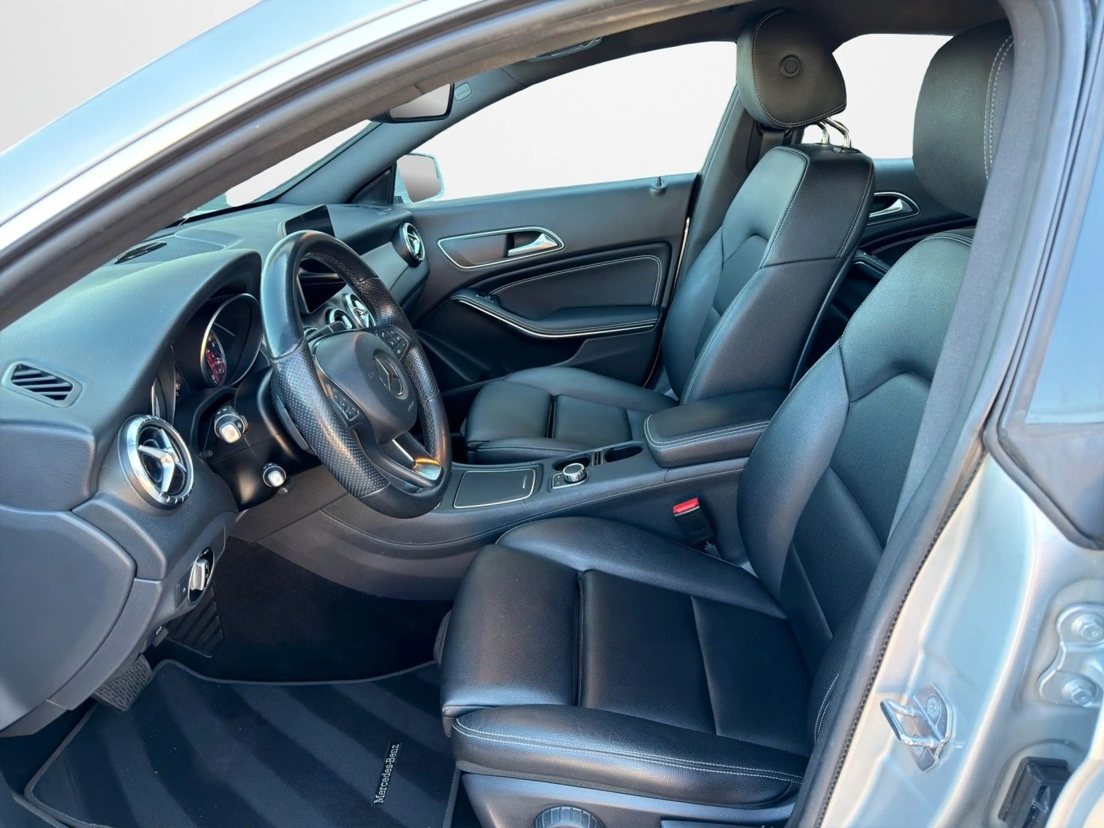 Mercedes-Benz CLA 220 4 Matic, Navi, AHK, Kamera, Leder — photo 9