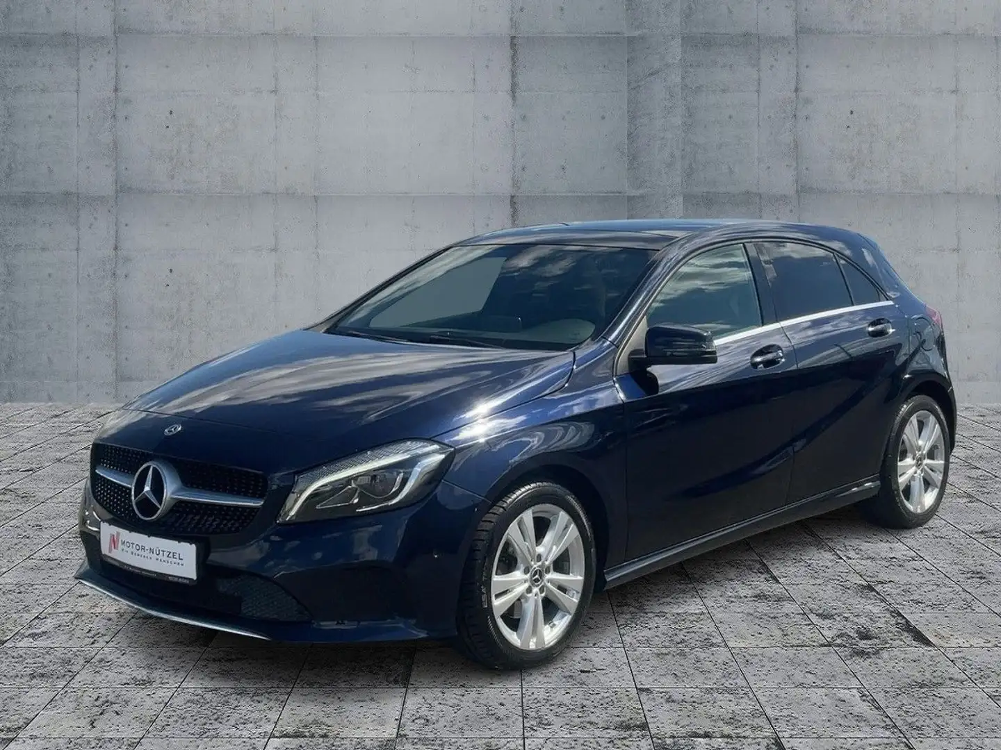 Mercedes-Benz A 180 URBAN LED+NAVI+RFK+GRA+SHZ+MFL+MFA+PANO Blauw - 2