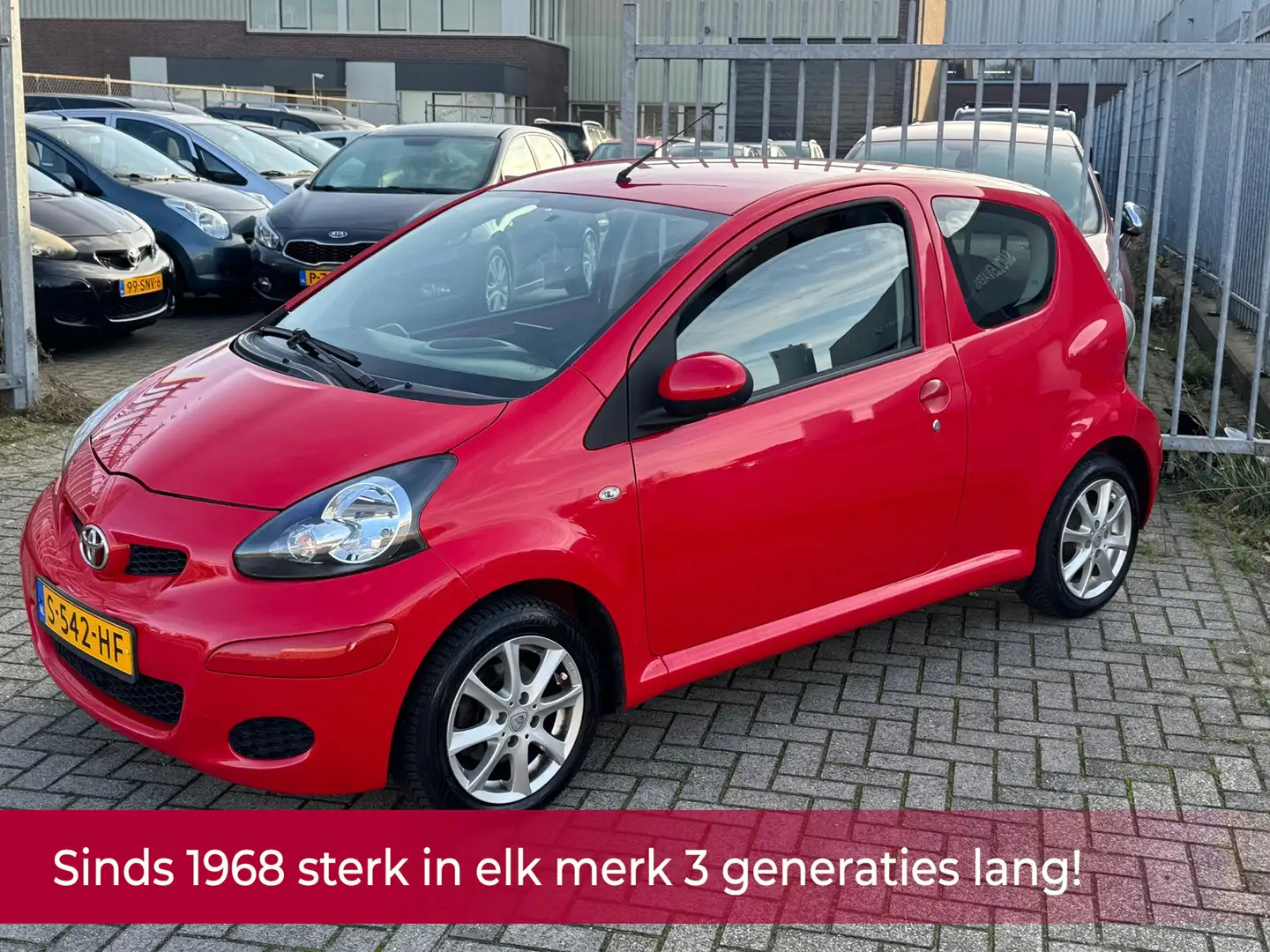 Toyota Aygo 1.0-12V Dynamic! Nieuwe APK! Airco l Camera l Elek Rood - 1