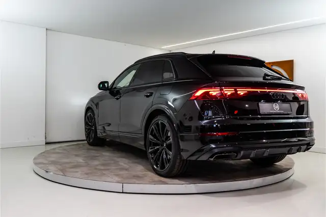 Audi Q8 view 3
