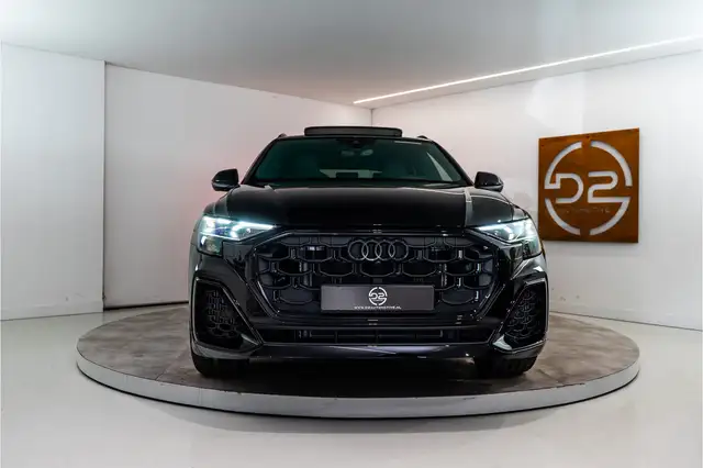 Audi Q8 view 8