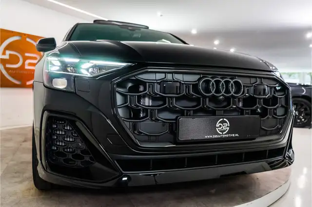 Audi Q8 view 10