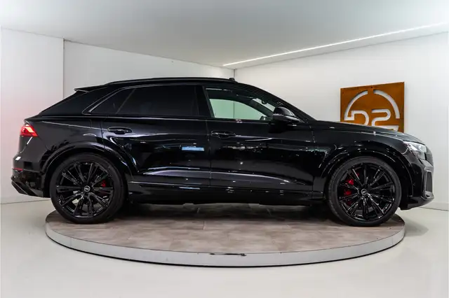 Audi Q8 view 6