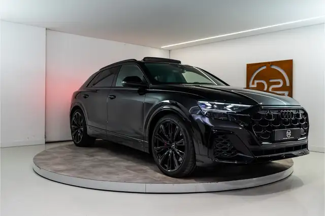 Audi Q8 view 7