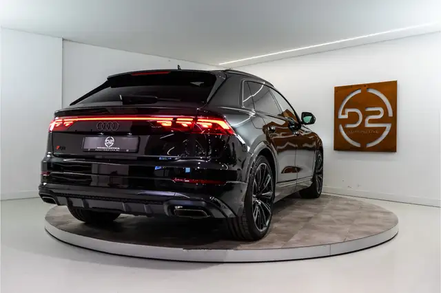 Audi Q8 view 5