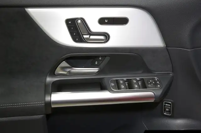 Mercedes-Benz GLA view 14