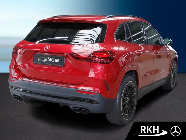 Mercedes-Benz GLA view 3