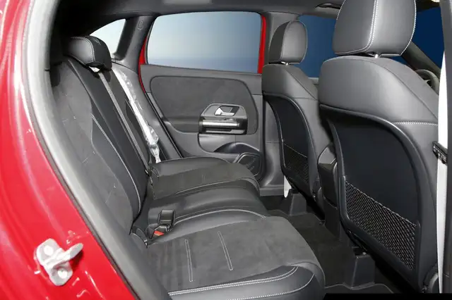 Mercedes-Benz GLA view 9