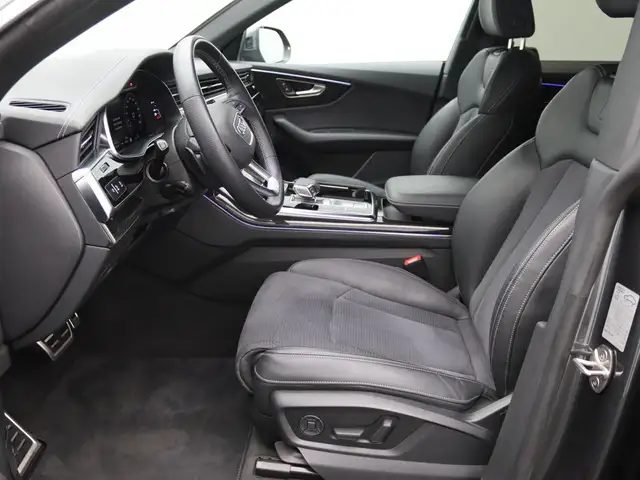 Audi Q8 view 14