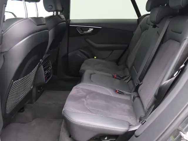 Audi Q8 view 13