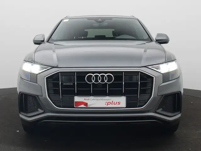 Audi Q8 view 3