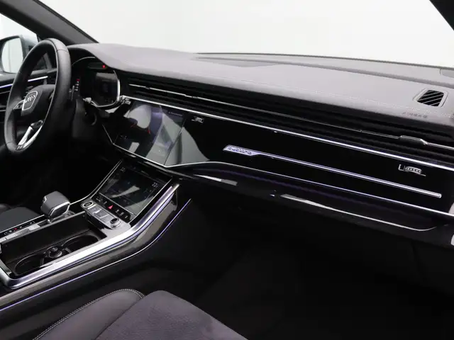 Audi Q8 view 12