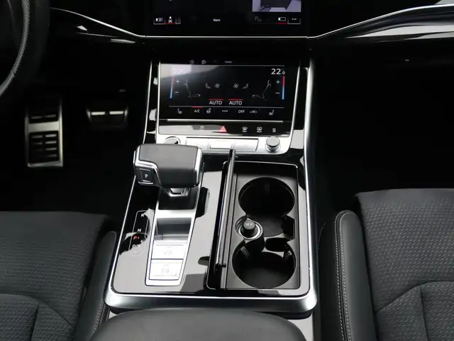 Audi Q8 view 10