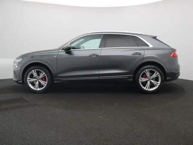 Audi Q8 view 4