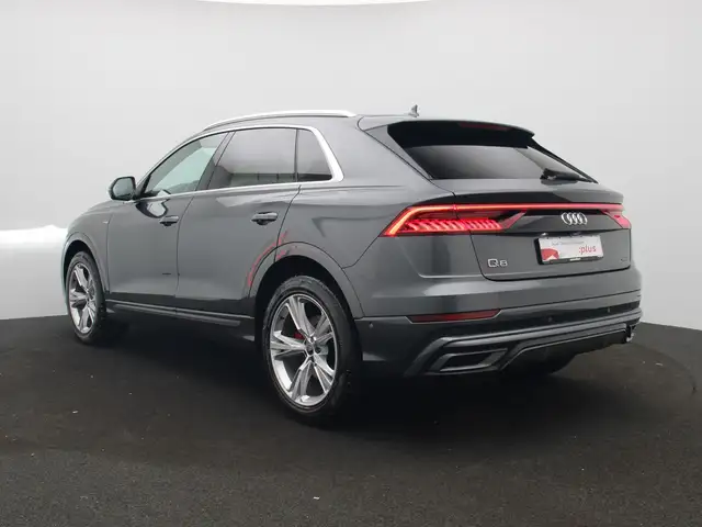 Audi Q8 view 5
