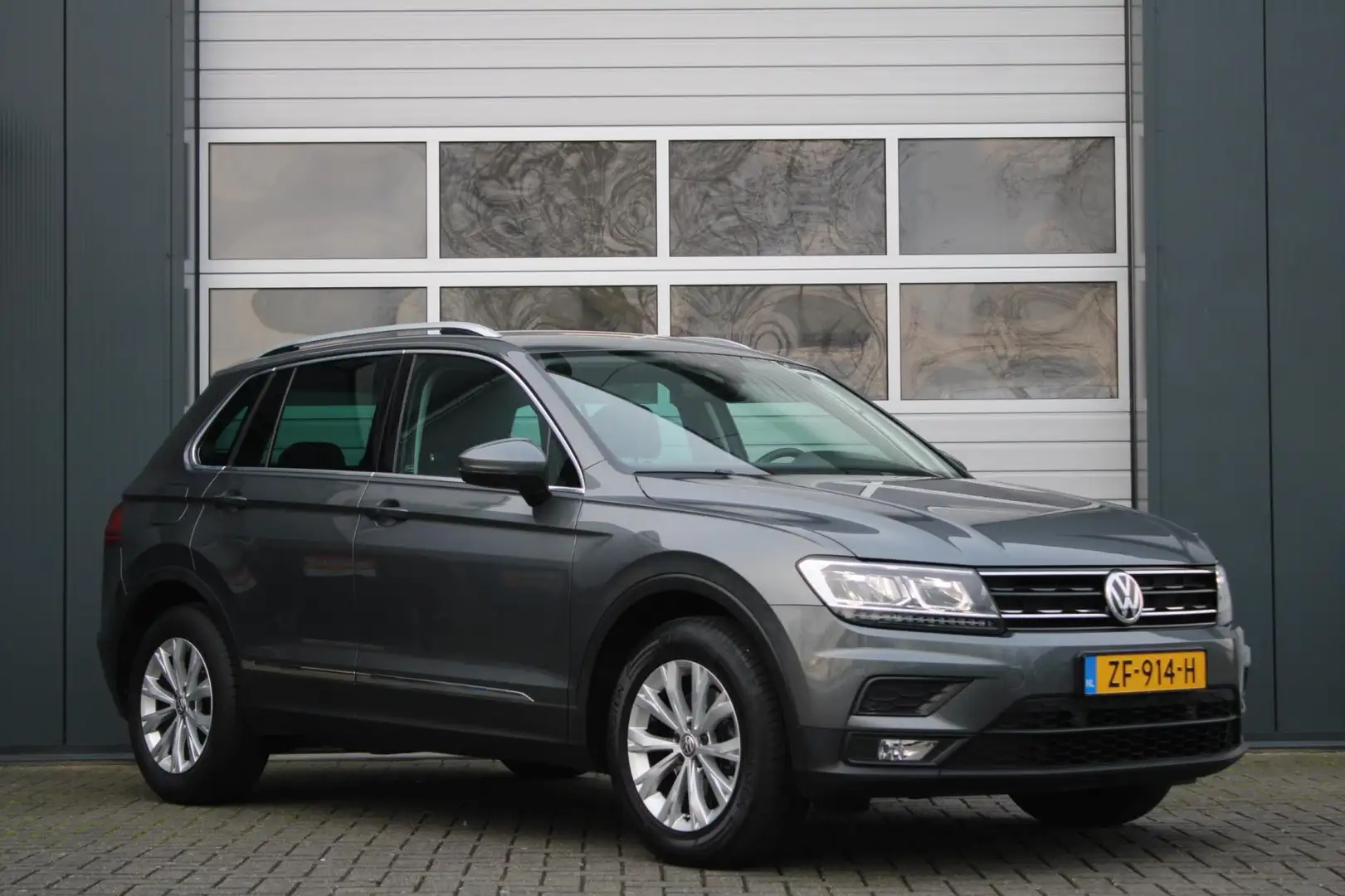 Volkswagen Tiguan 1.5 TSI Comfortline Business Clima/ACC/LanesAssist Grijs - 1