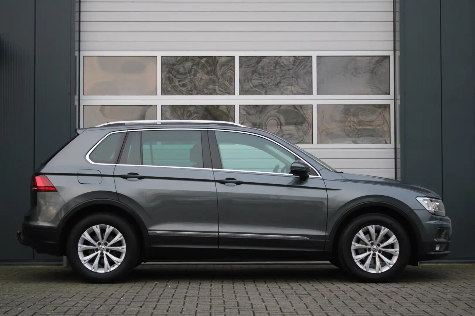 Volkswagen Tiguan 1.5 TSI Comfortline Business Clima/ACC/LanesAssist Grijs - 2