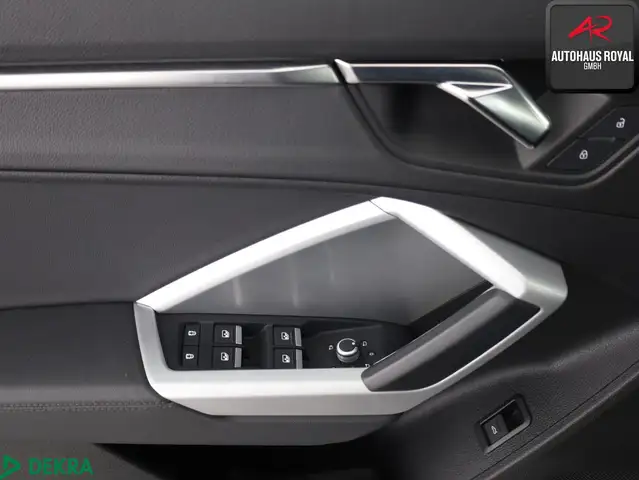 Audi Q3 view 14