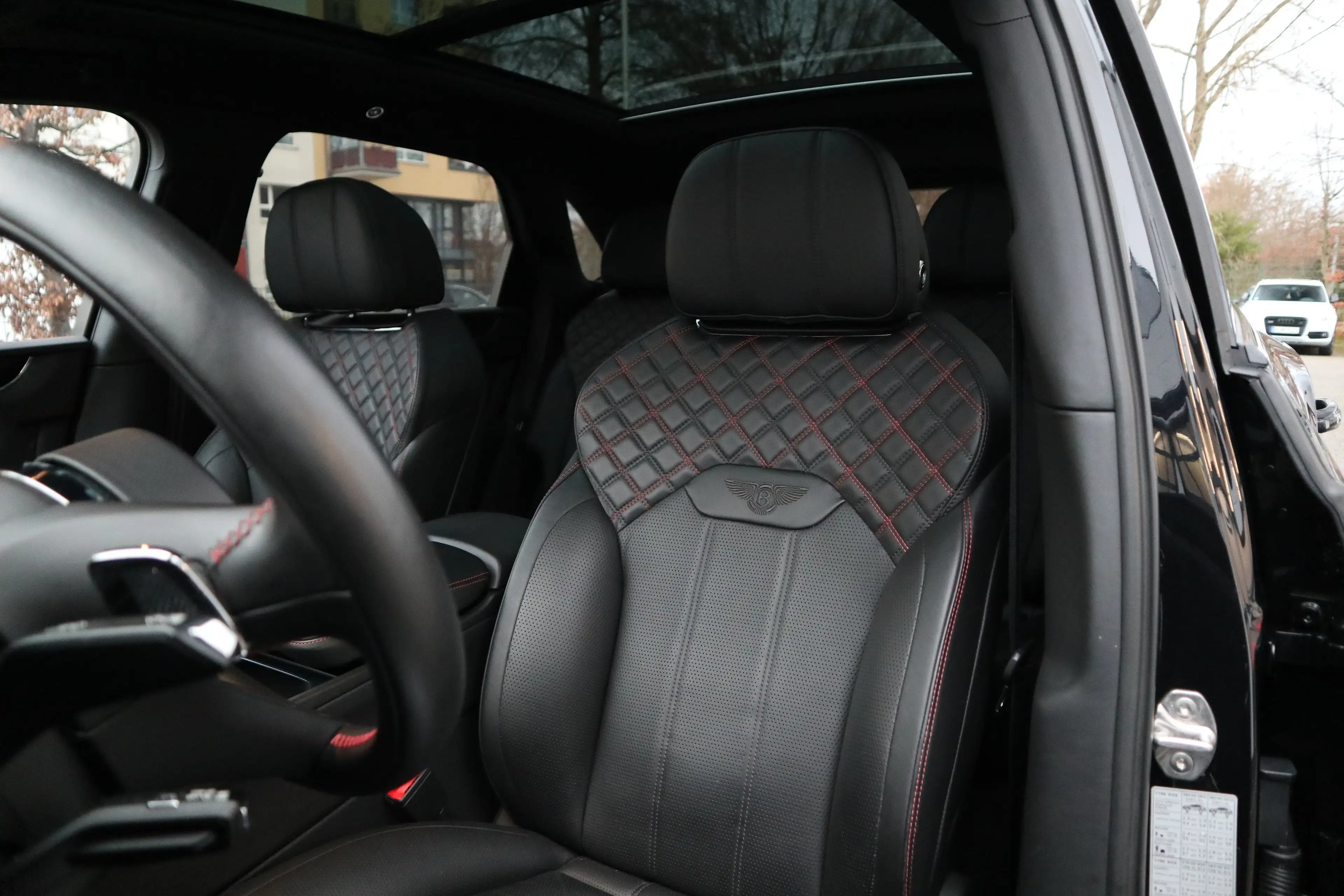 Bentley Bentayga V8 First Edition *NAIM*Blackline* — photo 13