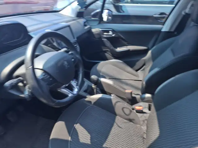 Peugeot 208 view 9
