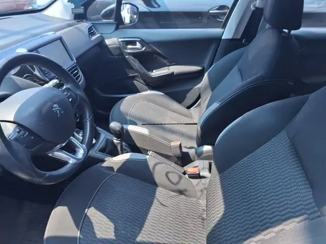 Peugeot 208 view 4