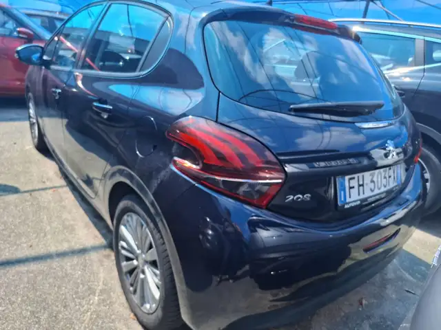 Peugeot 208 view 3