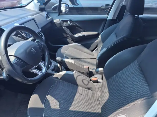 Peugeot 208 view 7