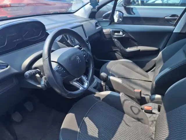 Peugeot 208 view 10