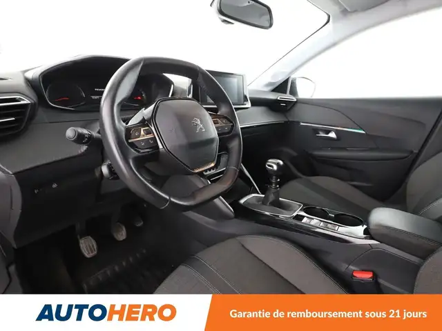 Peugeot 208 view 11