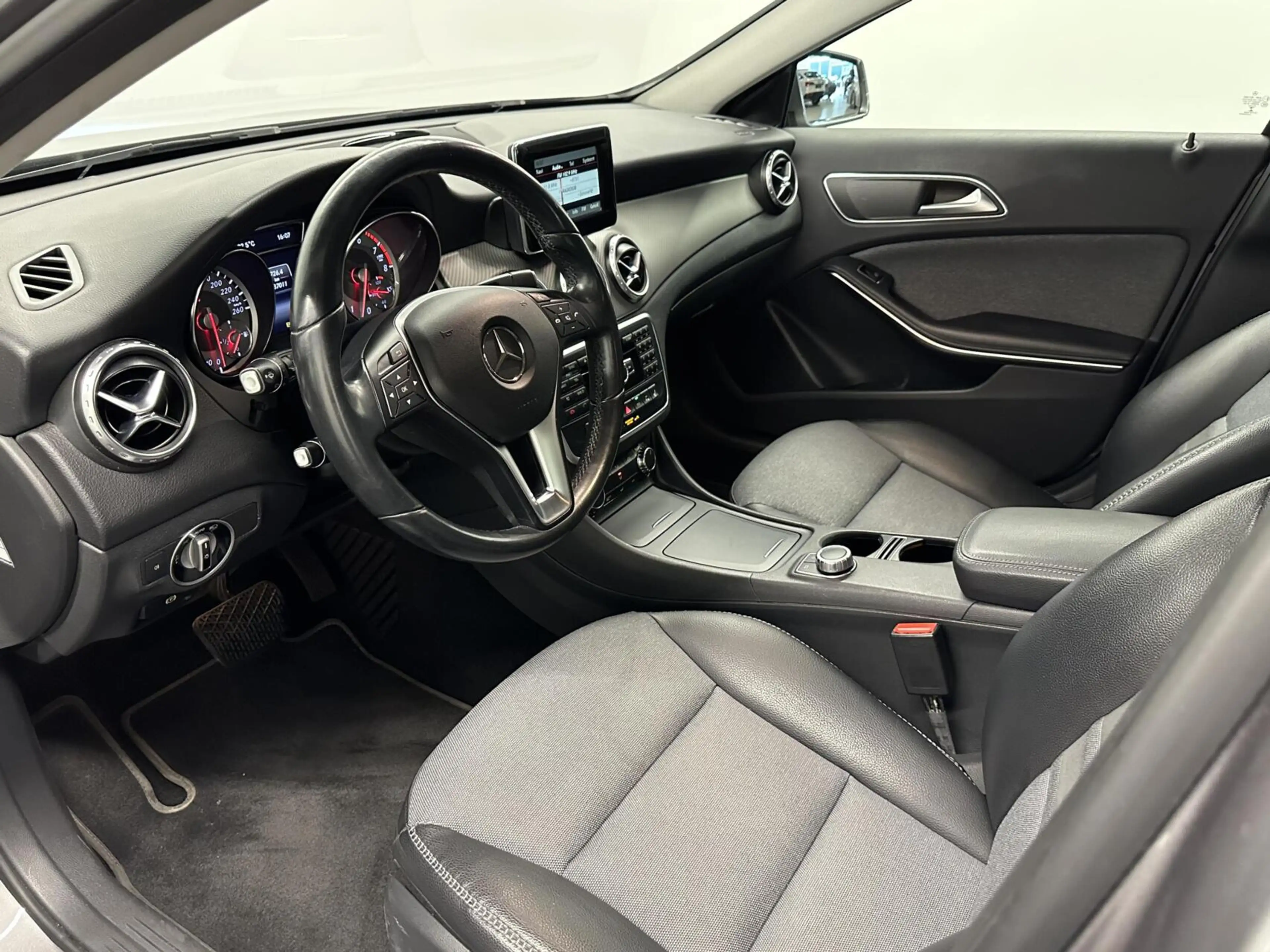 Mercedes-Benz GLA 200 Prestige NAVIGATIE CRUISE LM. — photo 14
