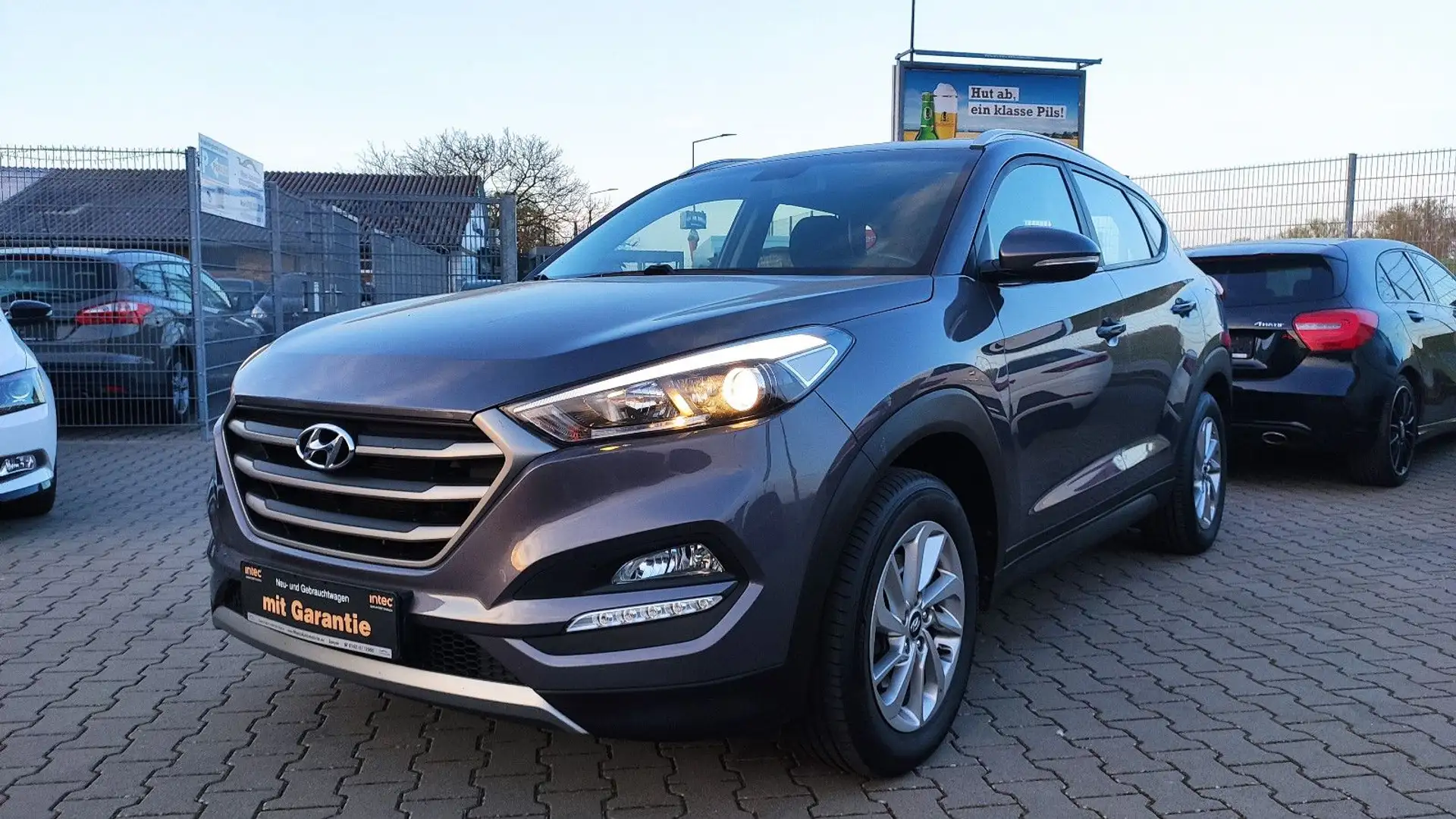 Hyundai TUCSON Trend 4WD TÜV neu+1. Hand+AHK+SHZ+BT+ALU Grau - 1